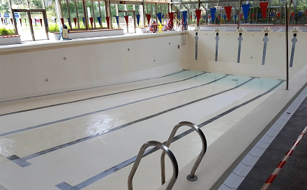 Image d'une piscine vidée pour faire la maintenance