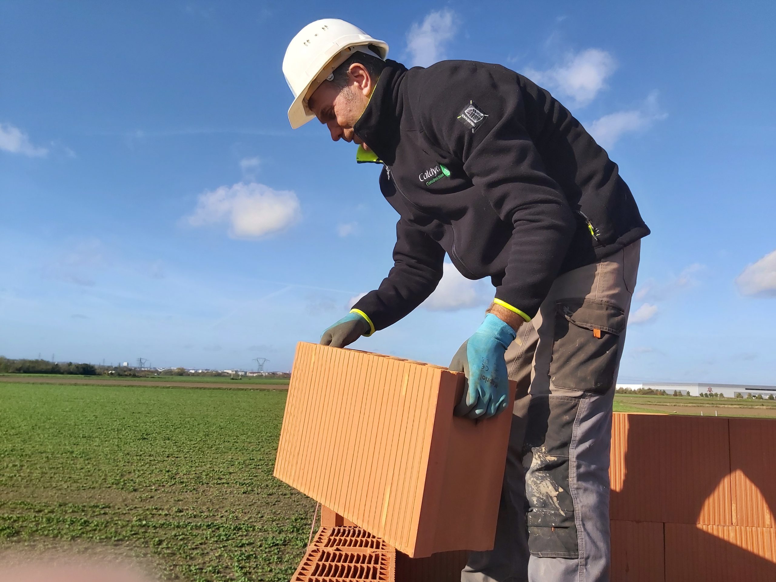 Un expert Caldya avec une brique dans les mains