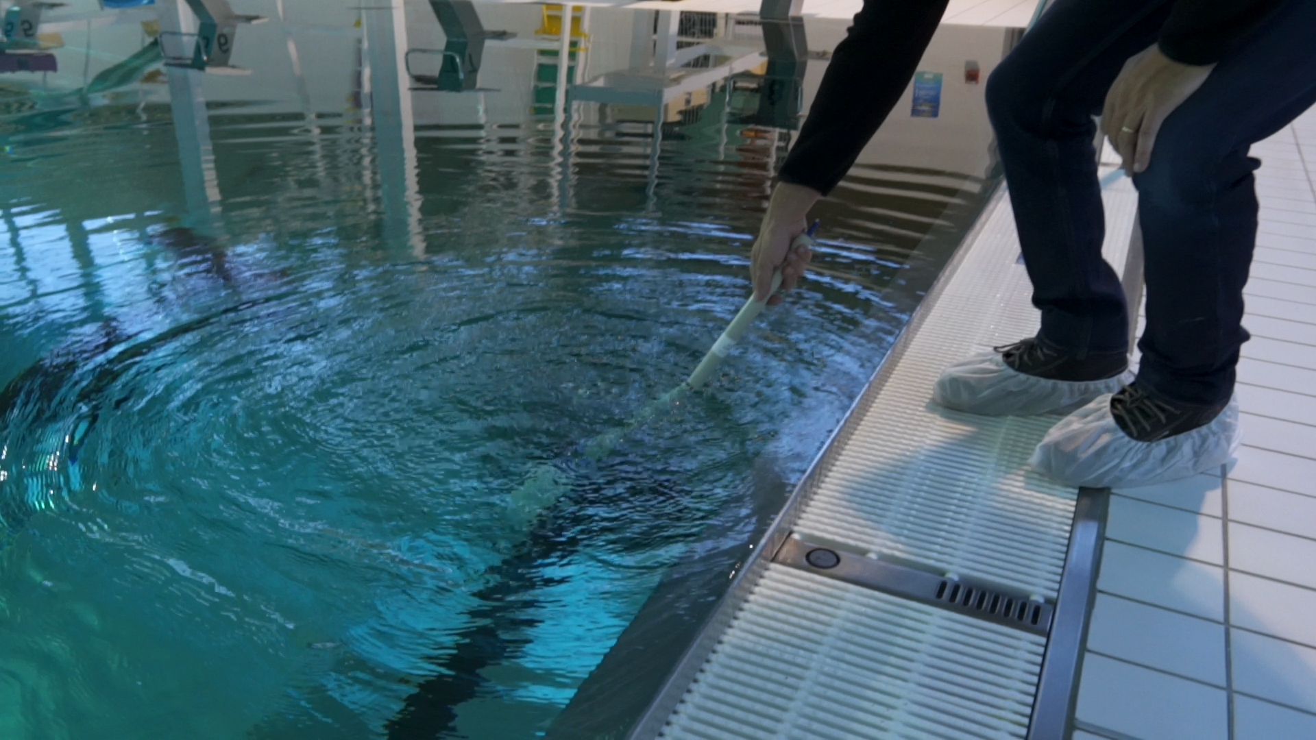 Expert pisciniste Caldya en plein entretien d'une piscine